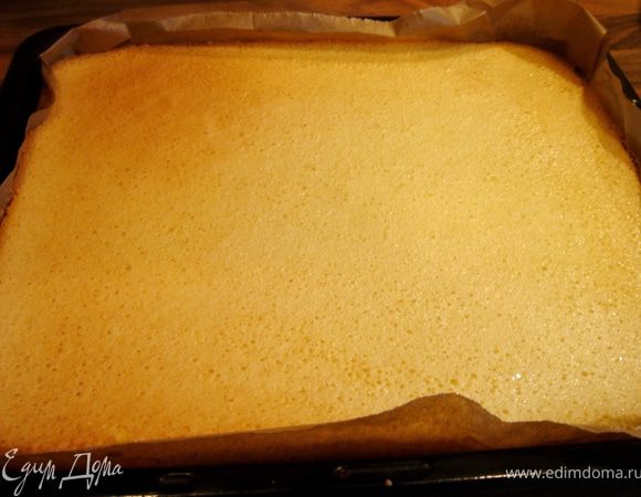 Яйца с сахаром и ванилином хорошо взбить,затем добавить муку и разрыхлитель.Противень выстелить пекарской бумагой.Тесто распределить на противне.Выпекать при 200*С 10-15 минут. 