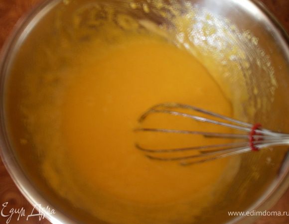 Желтки растереть с сахаром.