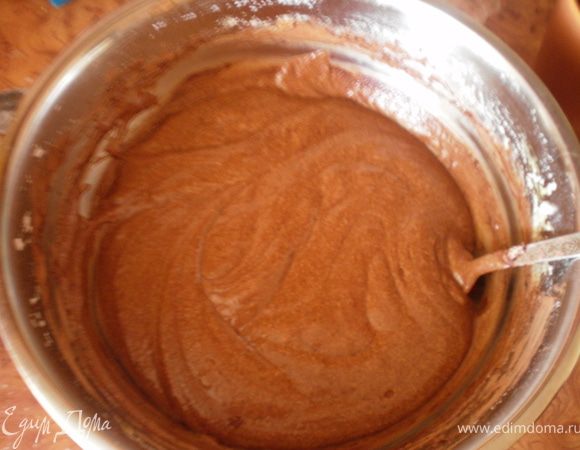 Добавить муку, соду и какао.