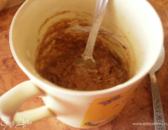 Молоко с сахаром доводим до кипения. В чашке тщательно размешиваем яйцо, муку и какао, можно добавить немножко молочка, чтобы легко ввести массу в молоко.