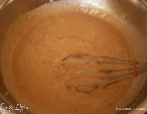 Ввести массу в молоко, тщательно перемешивать, чтобы не образовались комочки. Варить до загустения.