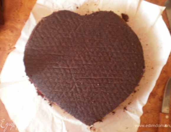 Корж вырезать в форме сердца. Можно выпекать в специальной форме, но за неимением ее, я пошла по более сложному пути)))