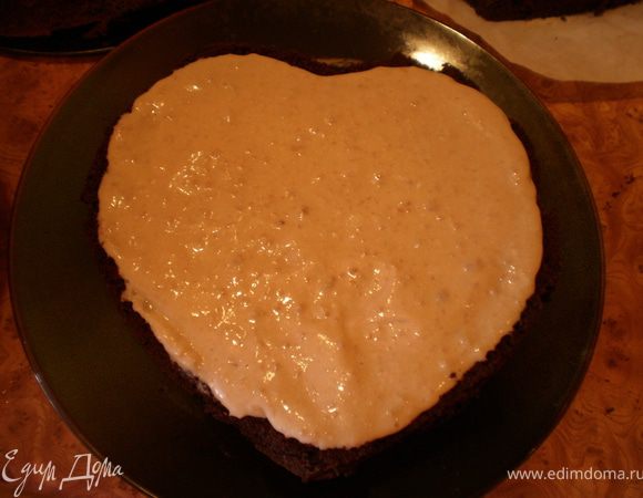 Нижний корж обильно промазать кремом. Пропитку я не использовала, так как корж был очень мягкий и вроде бы и не влажный, а, можно сказать "сочный". Отправляем в холодильник охлаждаться.