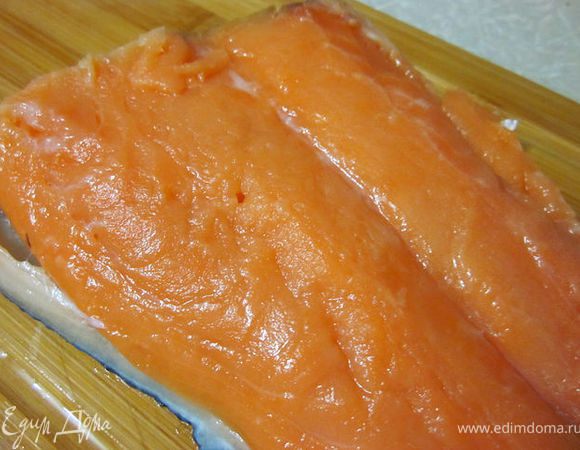 Сёмга солёная по-фински - это очень просто!
Филе свежайшей сёмги порезать ломтиками. Дно кастрюльки посыпать морской солью и сухим укропом. Уложить сверху слой сёмги, опять посолить и посыпать укропом. Ещё слой сёмги, соль, укроп. И так, пока не уложите всю сёмгу. Накрываем крышкой и ставим на сутки в холодильник. Приятного аппетита.