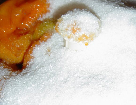 Абрикосы с сахаром загружаем в блендер 