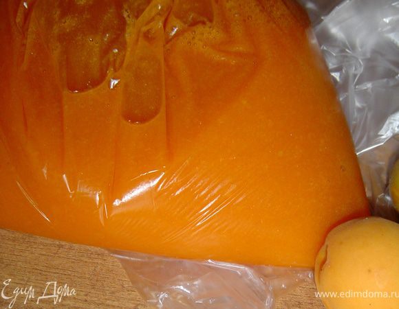 Раскладываем получившееся пюре по небольшим пакетам и отправляем в морозильную камеру.