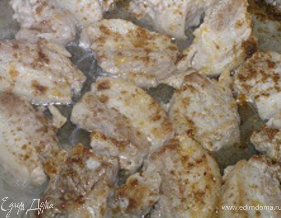 Филе нарезать кусочками, обжарить на растительном масле, добавить тмин и кориандр, тушить 10-15 минут.