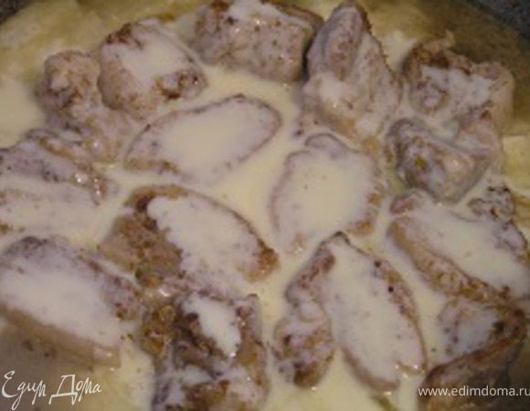 Затем добавить йогурт, чуть присолить, тушить до мягкости мяса.