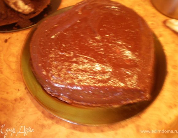 Приготовим ганаш. Плитку черного шоколада растопить в микроволновке, добавить растопленное сливочное масло. Сначала масса будет жидкой, но потом остынет и приобретет нужную нам консистенцию. Покрываем торт ганашем, хорошо разравниваем.