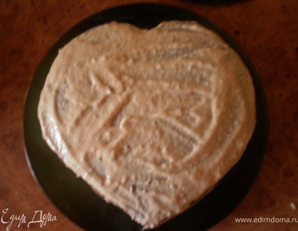 Собираем торт, покрываем сверху тонким слоем крема, обмазываем бока. Разравниваем и опять в холодильник.