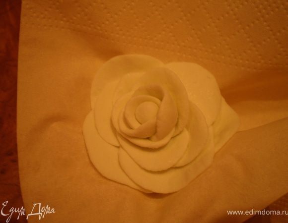Мастичная роза. http://www.edimdoma.ru/recipes/21998 - здесь Оксанкин МК по розочкам. Я его посмотрела только сейчас, сама делала, как додумалась, поэтому мои первые розочки далеки от идеала, не судите строго, скоро исправлюсь))