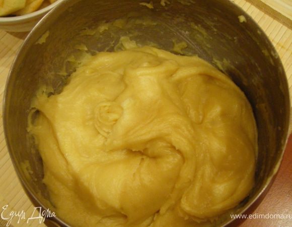 Вводим по одному яйца, тщательно размешивая(яйца должны быть комнатной температуры). Получится гладкая по текстуре,однородная масса. Будет слегка липнуть к в вилке. Тесто готово.