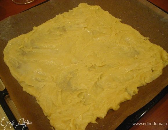 Бумагу для выпечки смазываем растительным маслом, тесто делим условно на две половины. Выкладываем одну половину и равномерно распределяем ложкой.Ложку смачиваем периодически в теплой воде( спасибо Дарья). Не сильно тонко , но и не толсто распределяем,  у меня в форме квадрата вышло)))