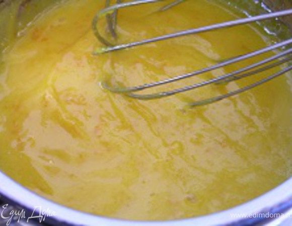 В кастрюльку выложить яйца и апельсиновый сок, добавить апельсиновый сахар. Нагревать на маленьком огне, постоянно взбивая венчиком, пока от смеси не начнет подниматься густой пар. 