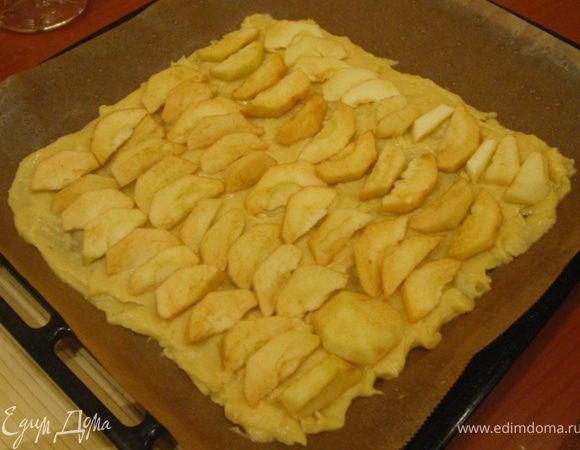 Выкладываем яблоки, посыпаем корицей и сахаром.