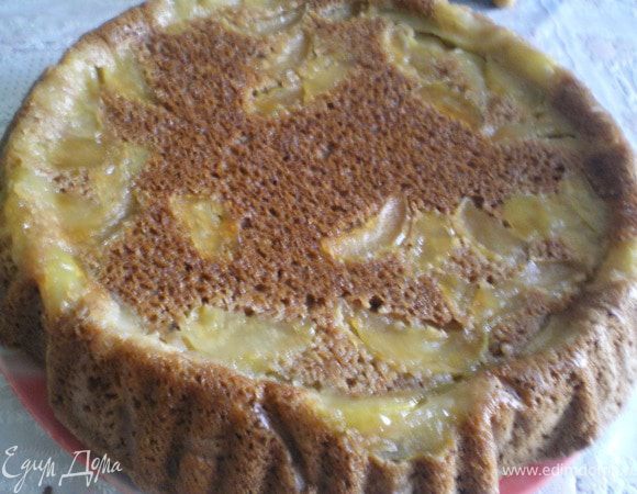 Приготовить тесто. Положить в чашку манку, 150 г сахара,яйца,какао, кефир и соду. Замесить тесто и оставить для набухания крупинок манки (около 30 минут). В сотейнике растопить сливочное масло и положить туда, нарезанные ломтиками, яблоки. Сверху посыпать оставшемся сахаром (100 г) и карамелизовать 10 минут. Дно формы застелить бумагой и выложить яблоки, сверху залить загустевшим шоколадным тестом. Поставить в духовку и выпекать 25 минут. Готовый пирог остудить и вынуть из формы, перевернув её. 