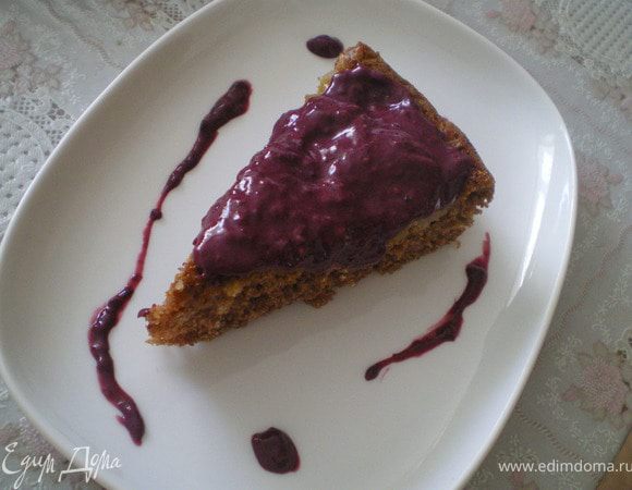Приготовить соус. Смешать в блендере ежевику, сахар и творог. Полить пирог ежевично-творожным соусом.