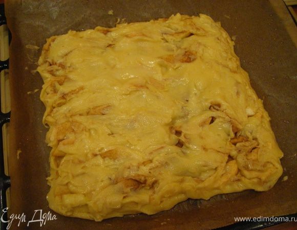 Переворачиваем лист тестом вниз на нашу лепешку(приблизительно чтобы края совпали). Убираем лист. Я боялась что тесто прилипнет и останется на листе, ничего подобного, все четко перенеслось и отлепилось )))Равномерно до распределяем в те места , где яблоки остались открытыми.