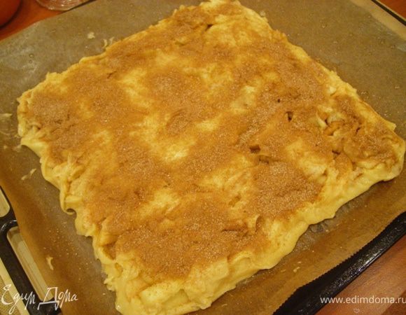 Посыпаем корицей и сахаром и отправляем на 180 гр на 45 минут( у автора 30), потом еще минут 10 даем постоять в выключенной духовке.