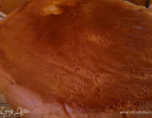 Приготовим бисквит. Взбить яйца с сахаром минут 15-20. Масса должна увеличиться в трое. Добавляем муку с крахмалом, перемешиваем. Выливаем в форму, бока формы не смазываем, что бы бисквит поднимался равномерно. Ставим в духовку на 30-40 минут при 180-200 гр. (ориентируемся сами на свою духовку, я пекла в аэрогриле примерно час).