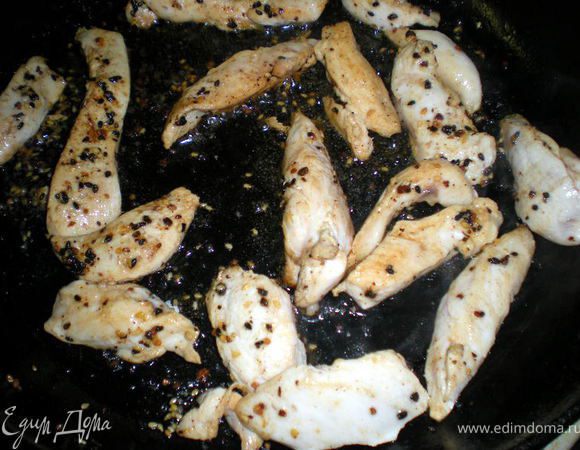 Куриное филе нарезать полосочками и обжарить на разогретой сковороде с маслом и приправой «васаби и кунжут». Соль в приправе присутствует, если вы будете готовить с другой приправой, то масло, в котором будет жариться филе, подсолить.