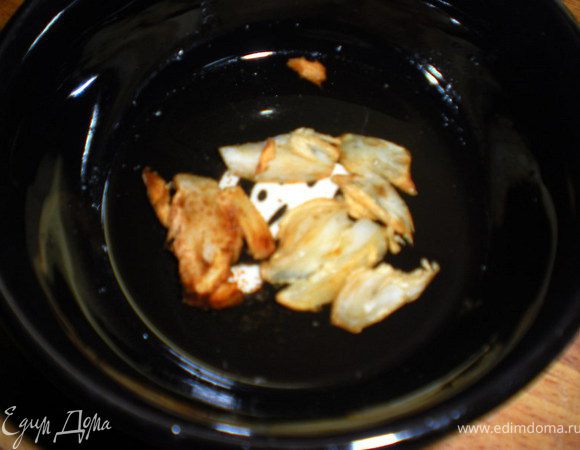 Снять с огня, дать чесноку остыть в масле.