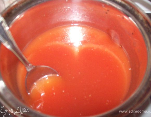 в теплом бульоне растворить 1 ст. л. томатной пасты