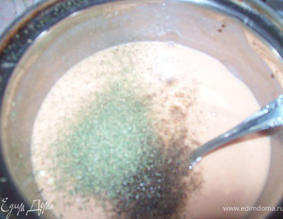 Далее добавить сметану соль и специи и опять хорошо все перемешать