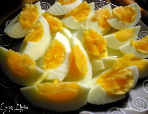 Яйца нарезать дольками, перец полосочками. Салатные листья вымыть, обсушить и нарвать руками на кусочки.