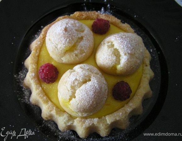 посыпать сахарной пудрой, добавить малину. Убрать в холодильник минимум на час.