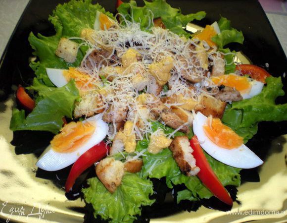 Посыпать тертым пармезаном.