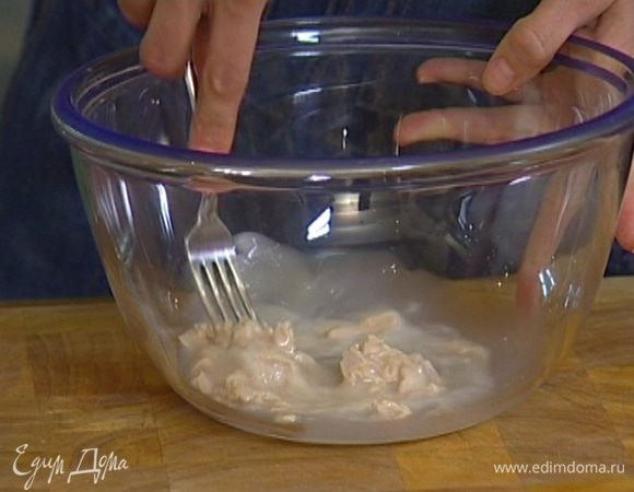 Приготовить тесто: дрожжи развести в 50 мл теплой воды, добавить немного муки и замесить опару. Накрыть посуду с опарой полотенцем и оставить на 30 минут.