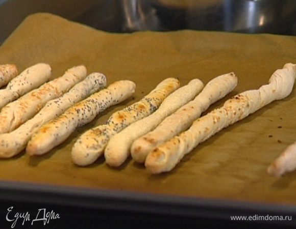 Выстелить противень бумагой для выпечки, выложить на него палочки и выпекать в разогретой духовке около 10 минут.