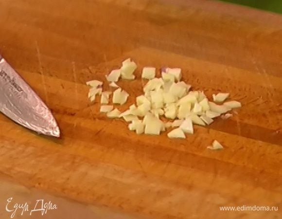 Чеснок почистить и мелко порезать.