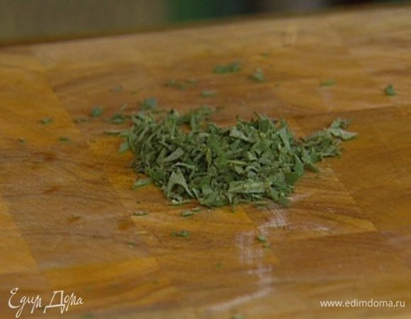 Листья шалфея порубить.