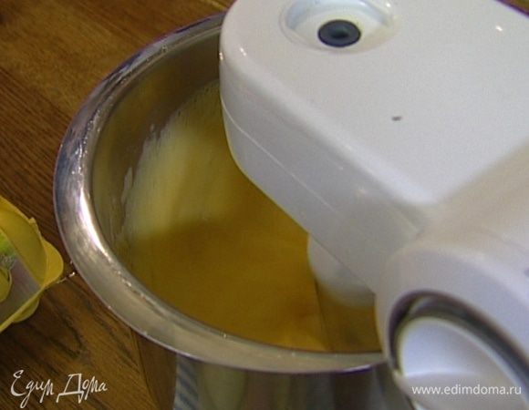 Яйца взбить.