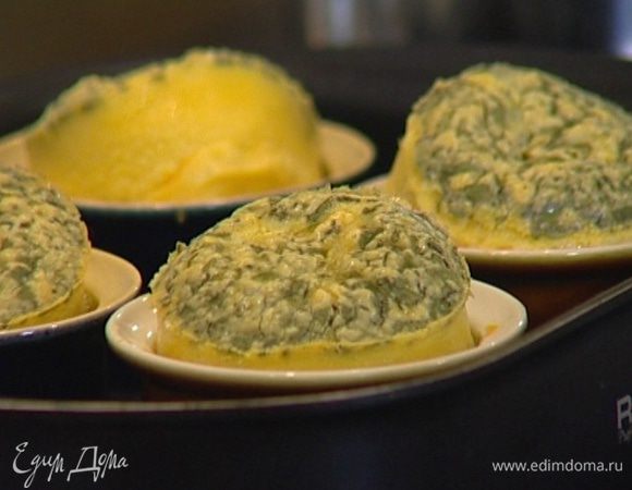 Смазать небольшие керамические формочки сливочным маслом, наполнить суфле и выпекать 20–30 минут в разогретой духовке.