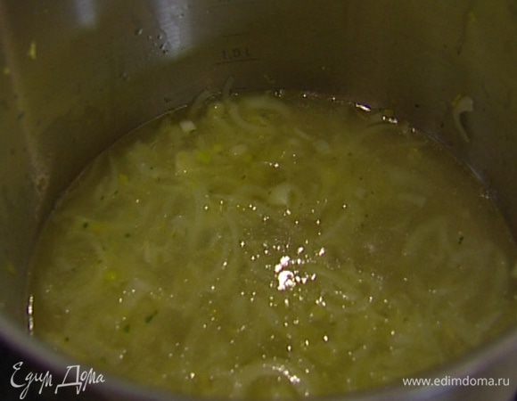 Добавить цедру и сок лимона, влить бульон и все прогреть.