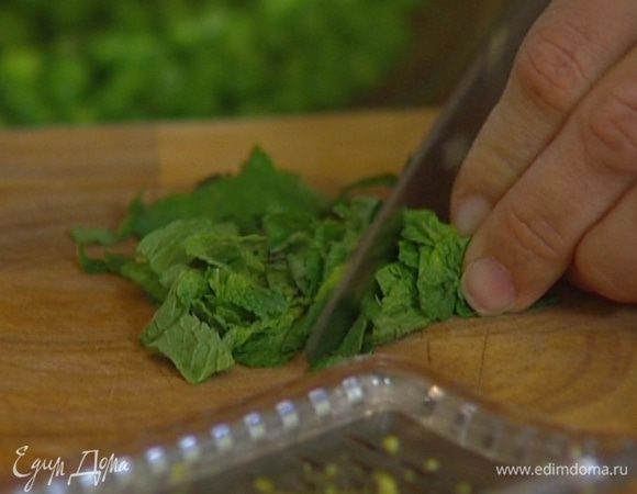 Мяту порезать.