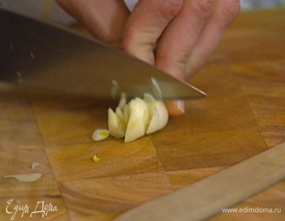 Зубчик чеснока почистить и порубить. 