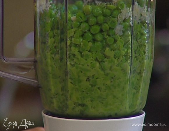 Приготовить пюре: в чашу блендера выложить горошек, пармезан, мяту и чеснок, добавить 2 ст. ложки оливкового масла, по щепотке соли и перца, все взбить. 