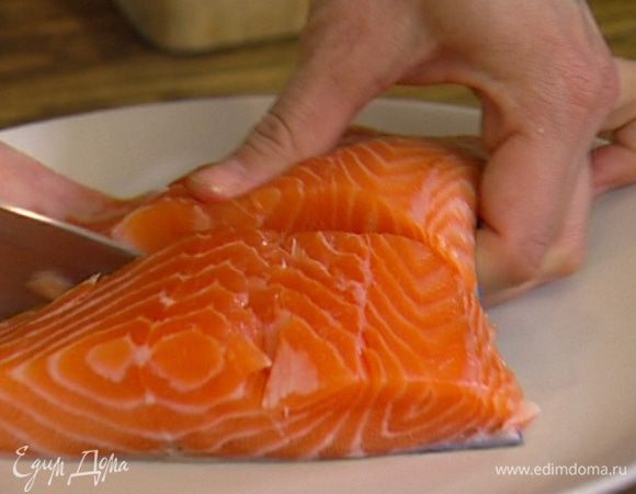 Рыбу разрезать на 2–3 части, посолить и поперчить.