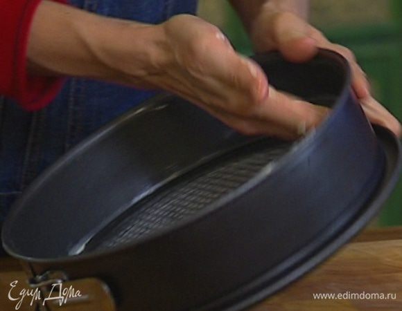 Смазать оставшимся сливочным маслом форму для выпечки.