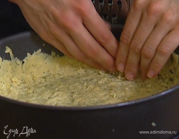 Раскатать тесто как можно тоньше, выложить в форму, сделав бортик, и поставить на 20 минут в морозилку.