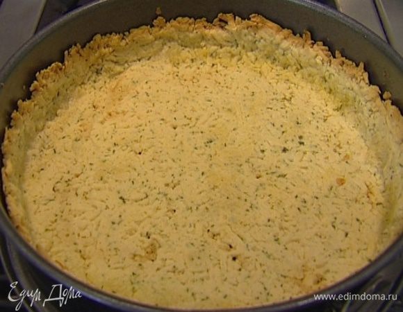 Накрыть охлажденное тесто бумагой для выпечки, засыпать горохом и выпекать в разогретой духовке 15 минут, затем горох с бумагой убрать.