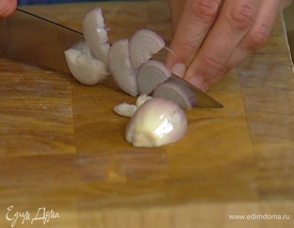 Лук-шалот почистить и мелко порубить.