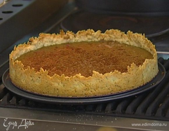 Убавить температуру в духовке до 100°С. Наполнить пропеченный корж печеночной массой и выпекать еще около 40 минут, затем остудить.