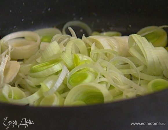 Разогреть в большой тяжелой сковороде сливочное масло и обжаривать семена фенхеля в течение 1 минуты, непрерывно помешивая. Выложить к фенхелю лавровый лист, чеснок, лук-порей и красный лук и обжаривать, пока лук не начнет золотиться.