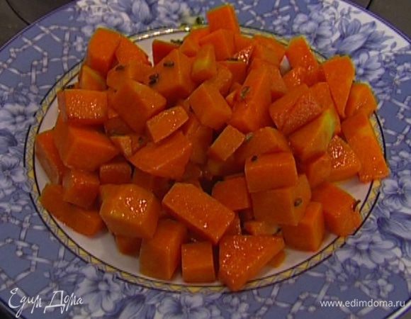 Добавить тыкву, поперчить и готовить 2 минуты на среднем огне, постоянно помешивая.