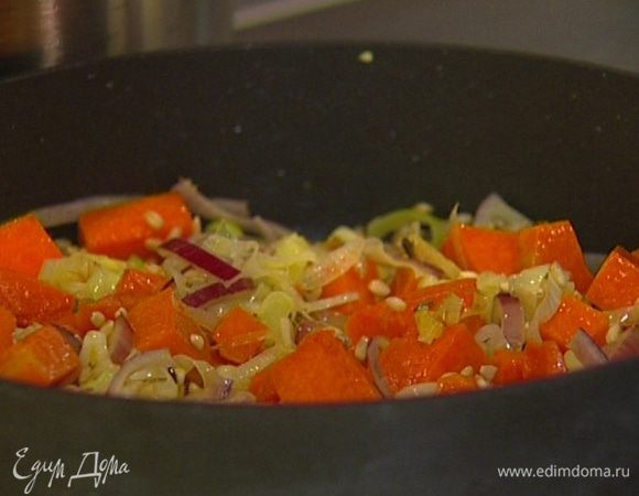 Всыпать перловку и, помешивая, прогревать в течение 1 минуты, затем посолить и еще раз перемешать.